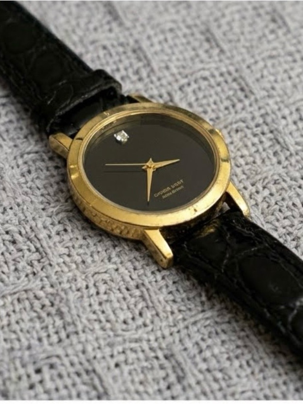 Vintage Minimalist Gold-Tone Quartz Watch Black Dial Diamond Accent Leather Band
